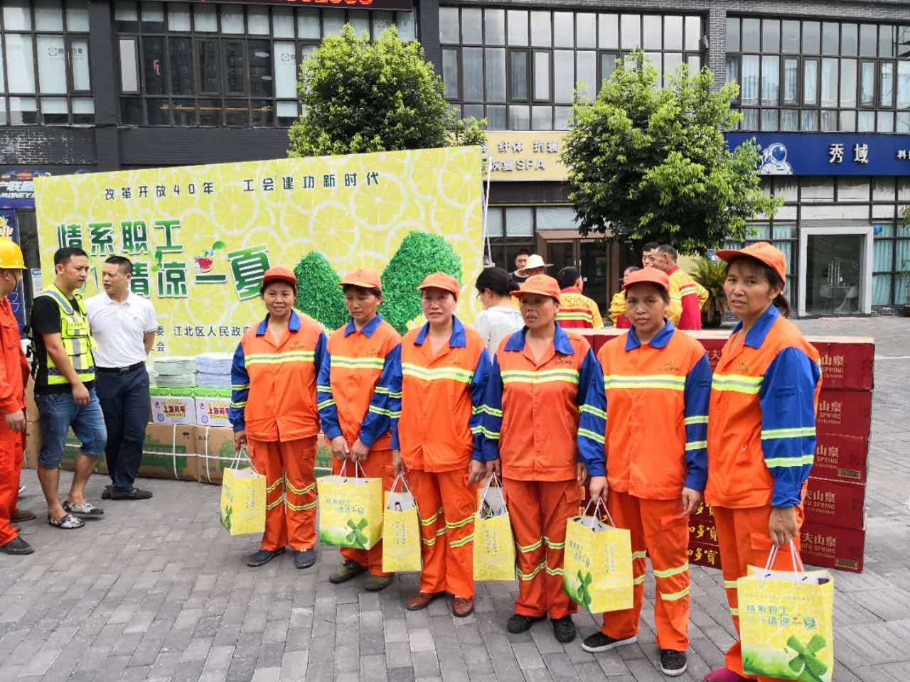長沙清潔,長沙清潔服務,長沙專業(yè)清潔,長沙清潔公司,湖南專業(yè)清潔,長沙保潔公司,長沙專業(yè)保潔,長沙物業(yè)保潔
